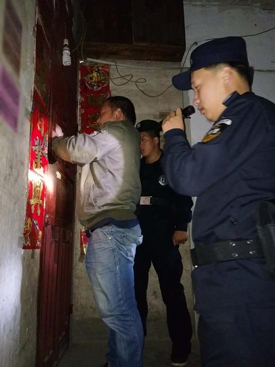 凯里市粗心妈妈误将幼女锁家中 民警全城寻开锁师傅开门