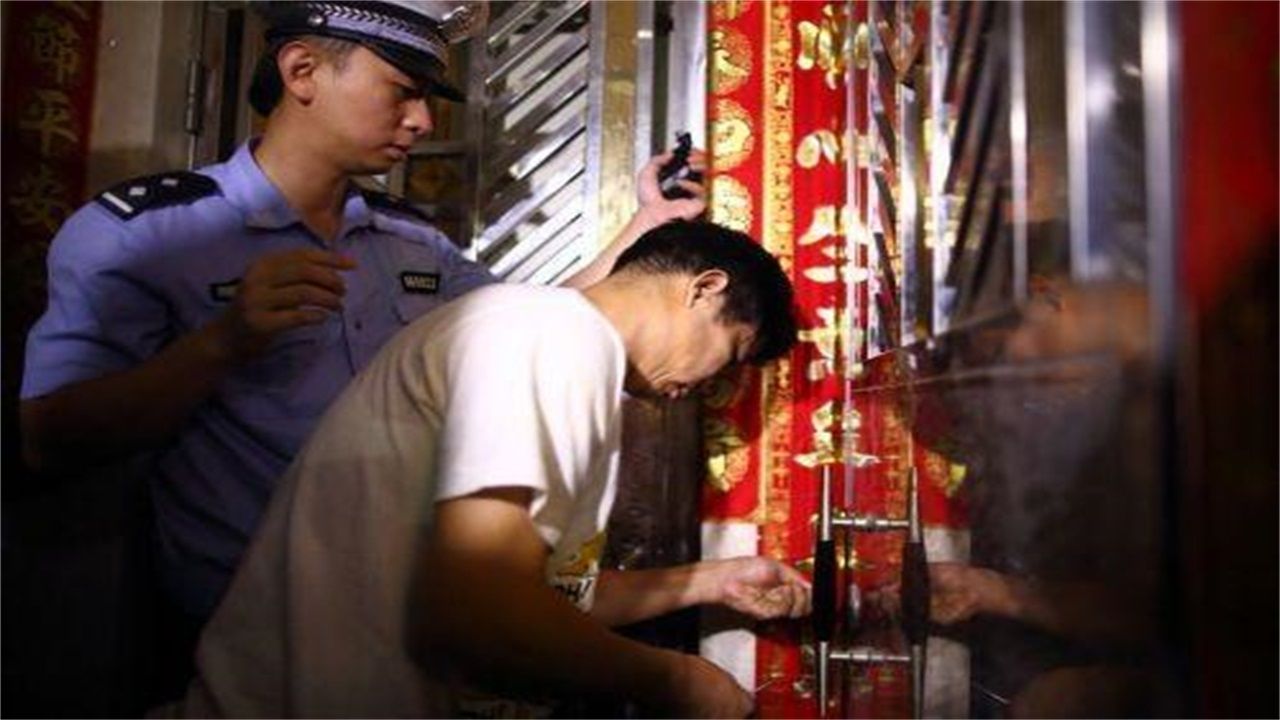 凯里市请开锁师傅开了锁后，师傅为什么一般都不进门，就算主人请也不进去？